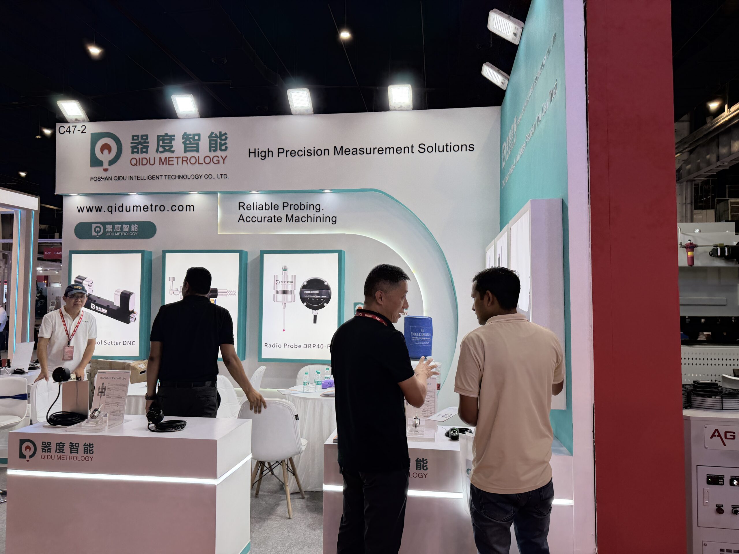 Qidu Metrology at AMTEX 2026: Real CNC Probing Conversations in India 2 Visitors discussing CNC probing applications